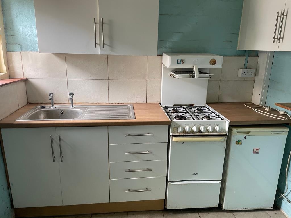 Lot: 11 - END-TERRACE HOUSE FOR IMPROVEMENT - Kitchen